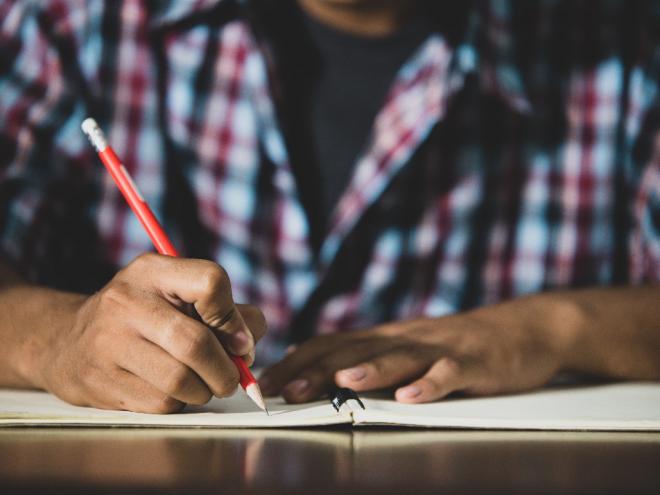 O exame oferece condições às pessoas que não concluíram a escolaridade em idade própria, ou não tem como comprovar esta escolarização