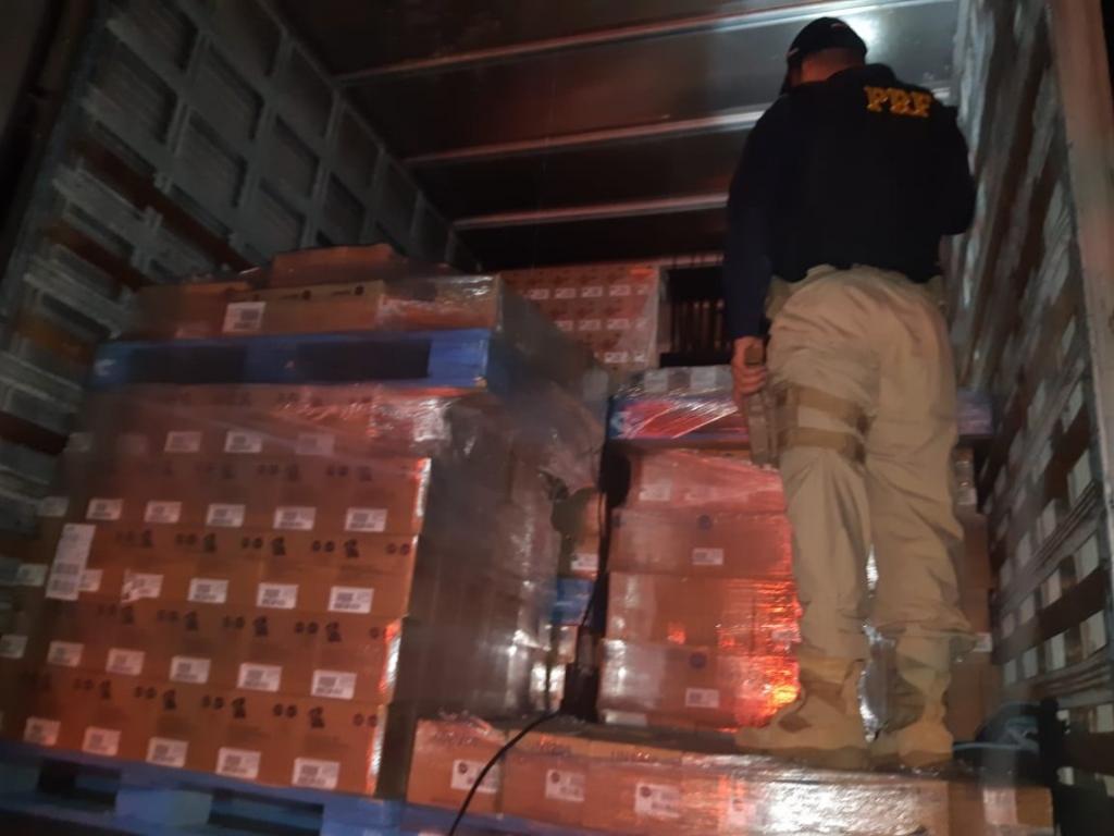 Carga de cosméticos roubada com uma carreta-baú foi recuperada na BR-381 