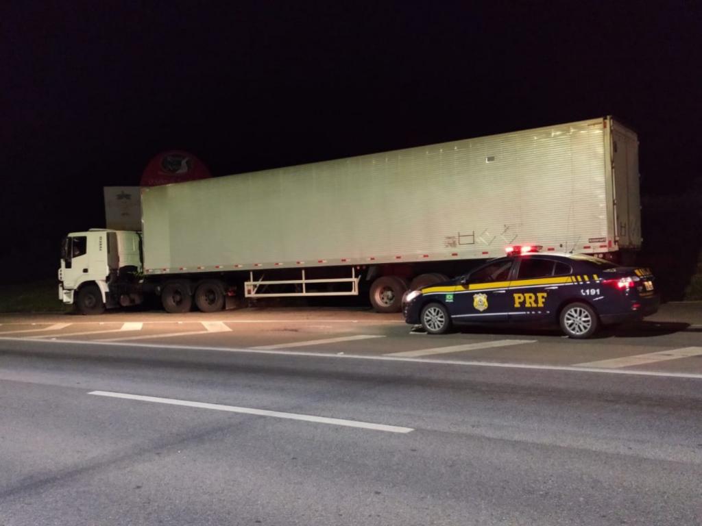 Veículo foi parado em Pouso Alegre, no Sul de Minas, quando foi verificado que baú tinha placas falsas 