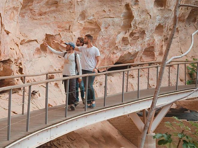 Um guia explica aos irmãos as pinturas rupestres em um sítio arqueológico