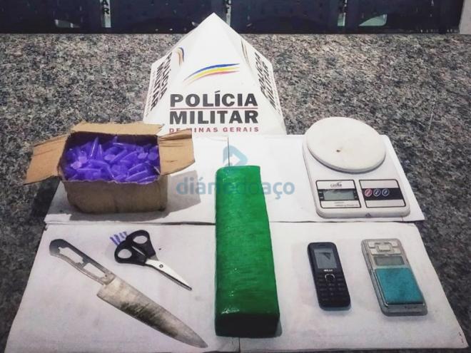 Os objetos apreendidos no barraco que estaria sendo utilizado para o tráfico
