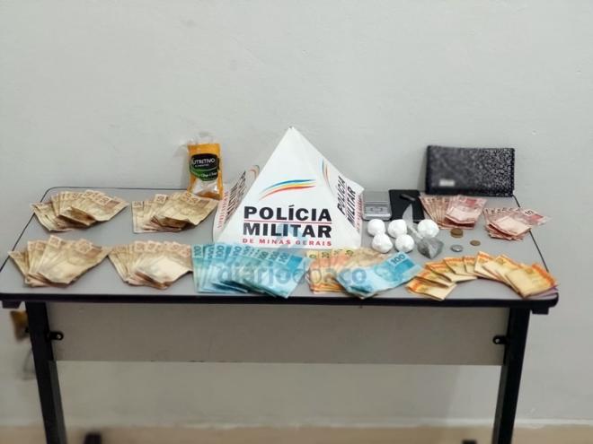 Dinheiro e porções de entorpecentes apreendidos junto com objetos utilizados para o tráfico de drogas