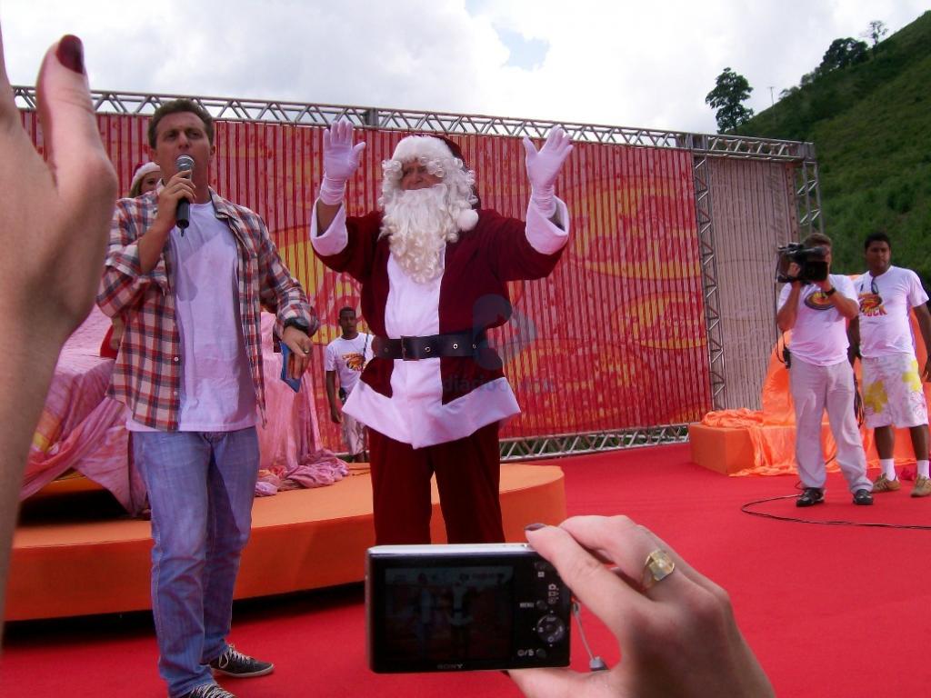 Apresentador esteve em Marléria para a entrega da Brasília reformada no fim de 2010