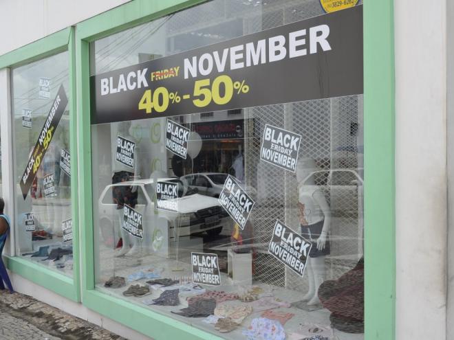 Lojas estão com as vitrines decoradas e oferecem promoções para quem quer pagar pouco e garantir boas compras 