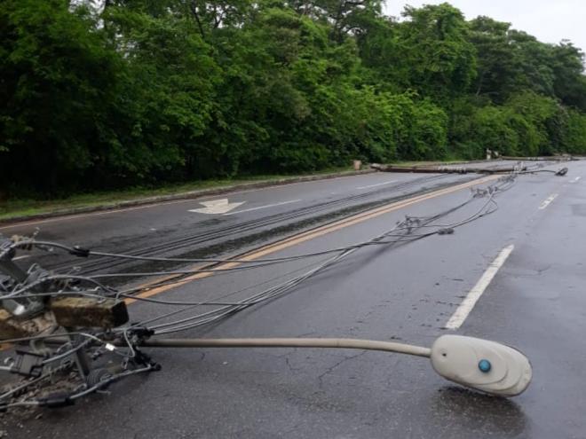 Queda sequencial de postes ocorreu nesse trecho da BR-458, na saida de Ipatinga (em frente ao bairro Castelo)