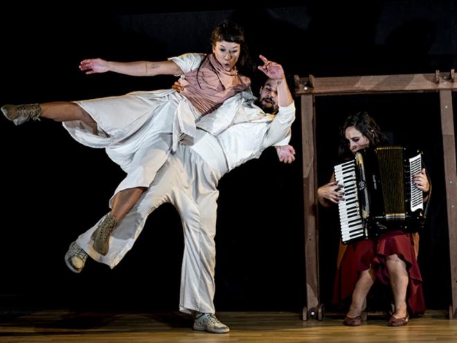 Acrobacia e malabarismo se misturam a linguagens como música e dança