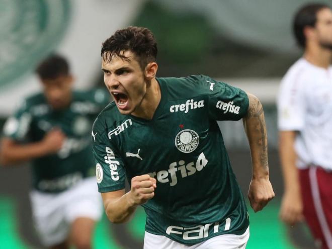 O meia Raphael Veiga é um dos 18 infectados com o novo coronavírus
