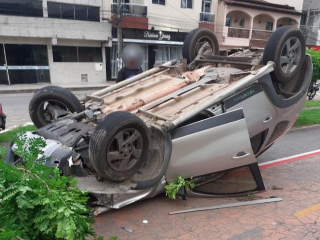 O carro ficou capotado no canteiro central da avenida Selim José de Salles
