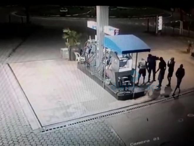 O momento que os quatro assaltantes atacam o frentista, no bairro Recanto Verde