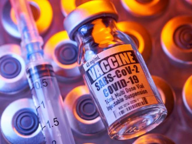 Vacina desenvolvida pela farmacêutica Astrazeneca e Universidade de Oxford utiliza a tecnologia de vetor viral, em que uma sequência genética do novo coronavírus é inserido em outro vírus, incapaz de se replicar, para, então, ser injetada no corpo humano e gerar a resposta imunológica
