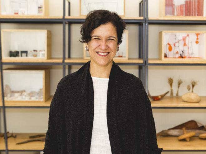 Stela Barbieri é artista, contadora de histórias e escritora