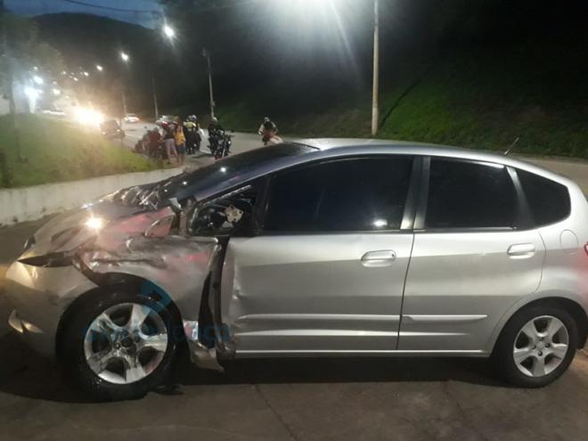 O carro também ficou bastante danificado com a colisão sofrida na lateral