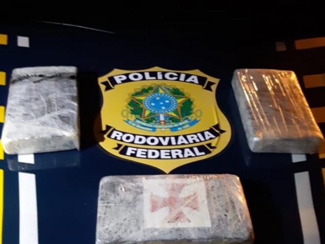 As barras do entorpecente que encontravam em uma bolsa no bagageiro do ônibus