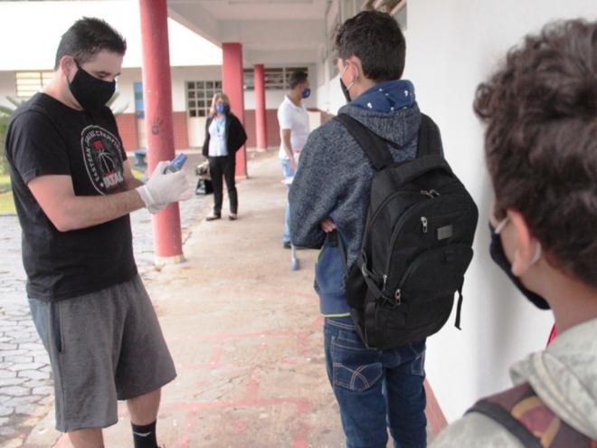 Volta presencial do ensino foi decidida após consulta aos pais, que aprovaram o retorno, e sob orientação do Conselho Municipal de Educação