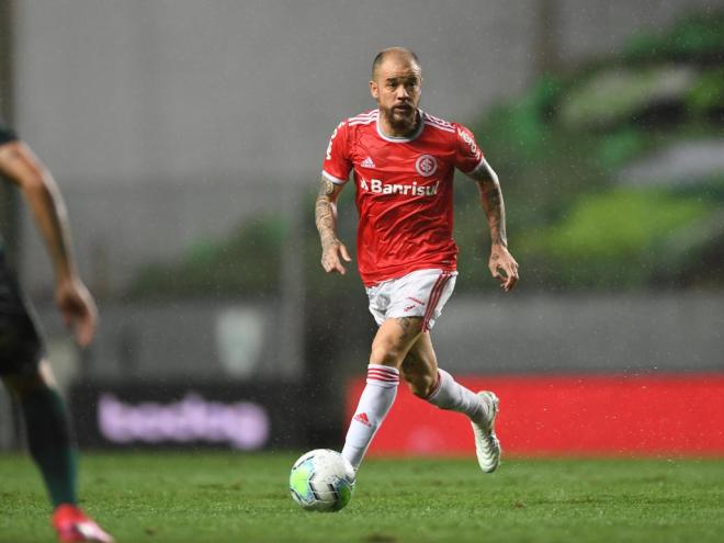 Meia argentino optou por não ampliar seu vínculo com o clube gaúcho