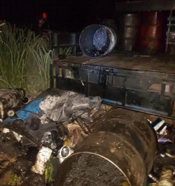 Trio foi apanhado em flagrante quando despejava os resíduos no meio do mato