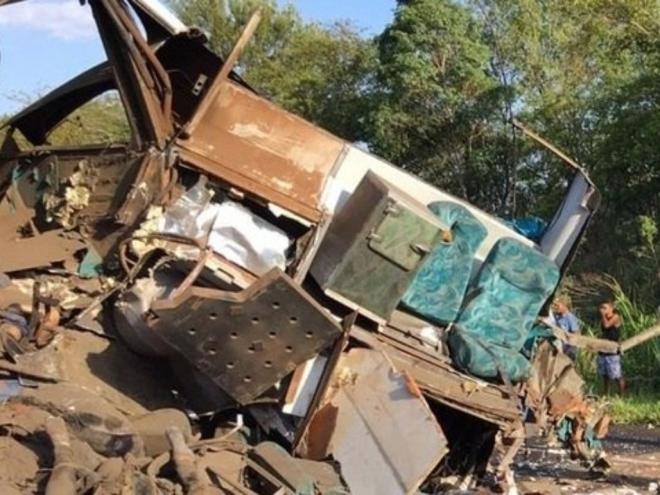 Lateral do ônibus ficou completamente destroçada