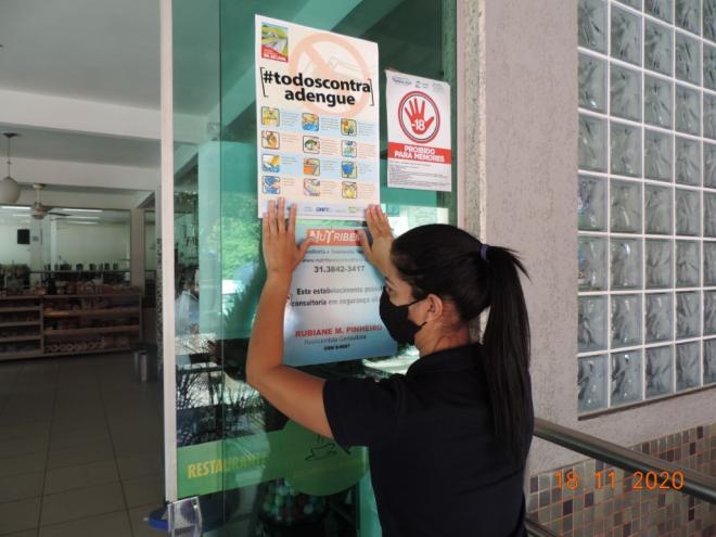 Cartazes foram instalados em estabelecimentos comerciais, restaurantes e lanchonetes ao longo do bordos das pistas