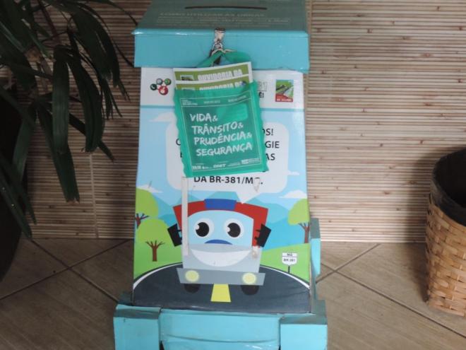 A recolocação das urnas para Linha Direta é feita pela equipe de Educação Ambiental do consórcio Skill-MPB Engenharia (Gestora Ambiental)