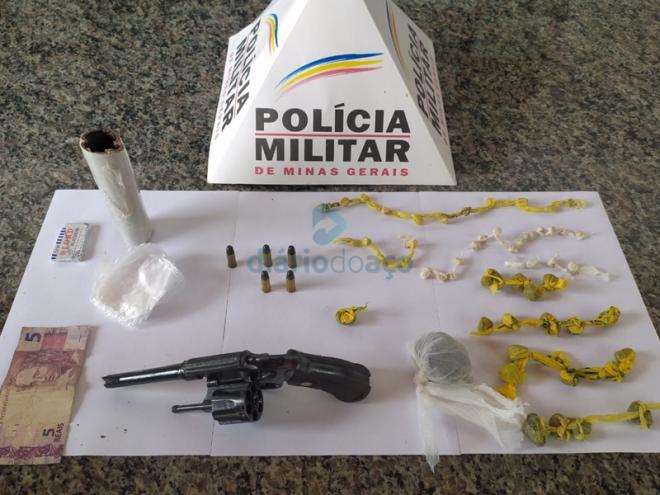 Além da maconha e do crack apreendidos, os PMs encontraram um revólver calibre 32