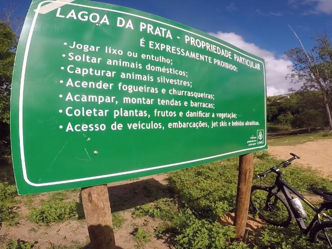 Medidas restritivas para uso da lagoa da Prata, na área de preservação, estão mostradas em placas 