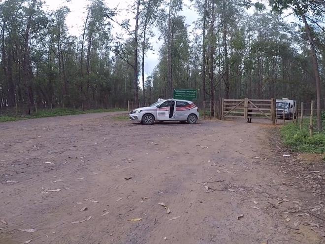 Porteira delimita o ponto até onde carros podem ir, na entrada do acesso à praia da lagoa