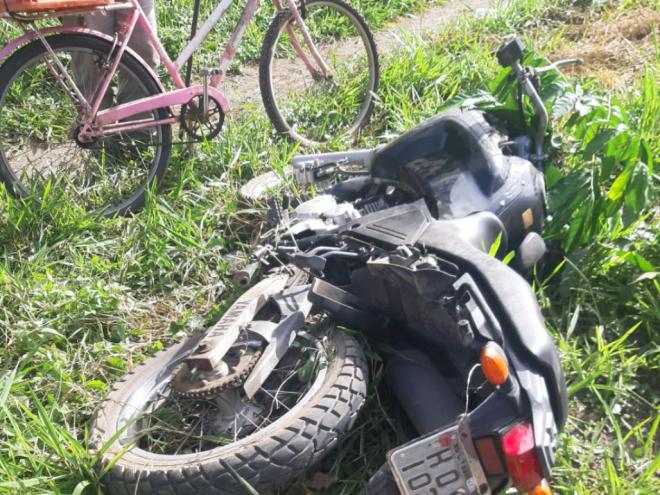 A moto que a vítima conduzia ficou caída no canteiro de entrada de uma empresa