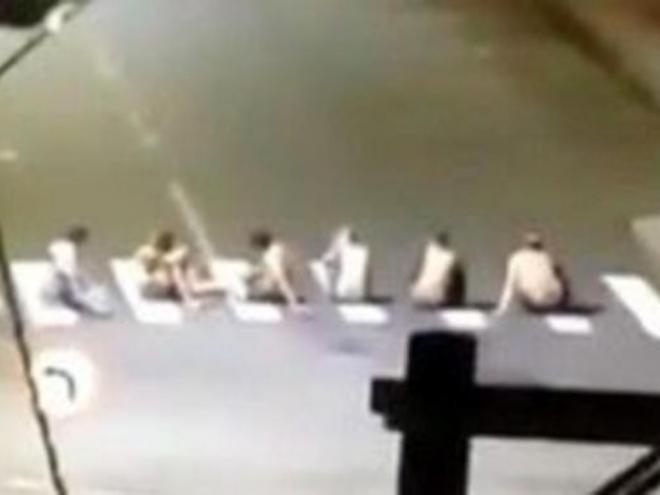 Pessoas tomadas como reféns foram colocadas no meio das ruas, para evitar a aproximação da polícia