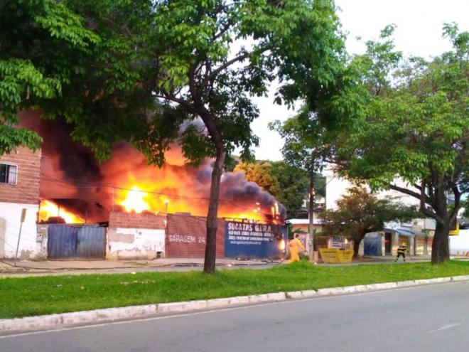 Sucata Gerais, na avenida Getúlio Vargas, bairro Caravelas, pegou fogo no começo da manhã dessa quarta-feira (2)