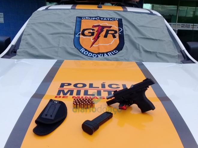 A arma apreendida e munição encontradas na picape
