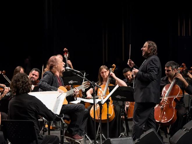 Em cena, Alceu Valença, o maestro Rodrigo Toffolo e a Orquestra Ouro Preto