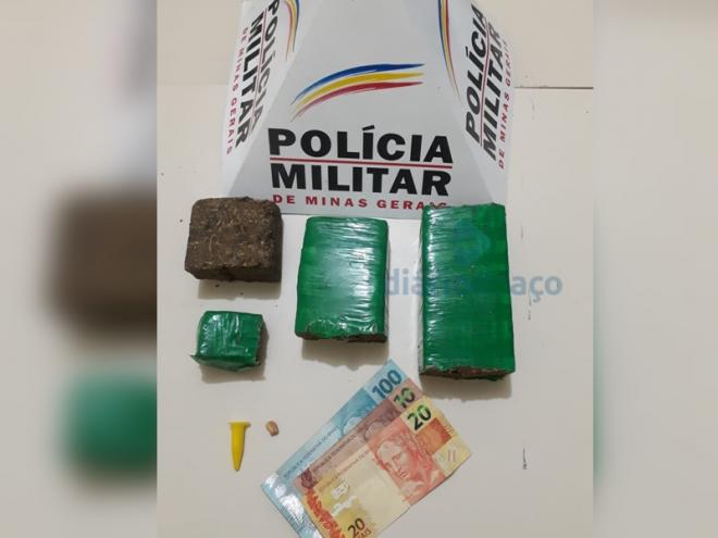 O entorpecente apreendido pelos policiais durante a abordagem ao suspeito