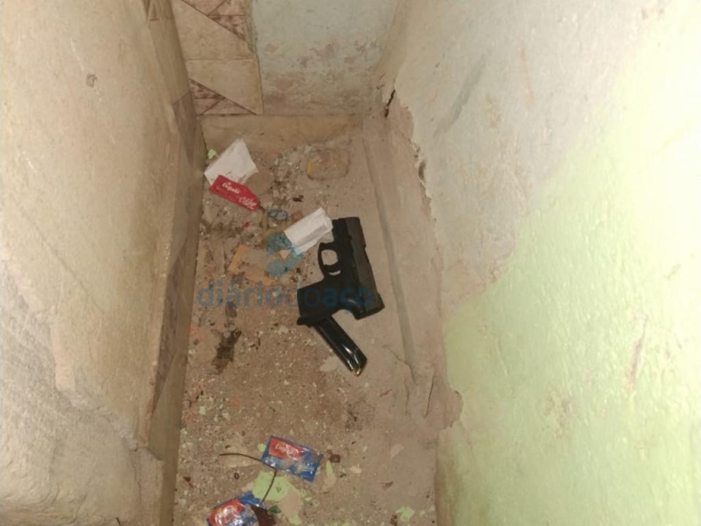 Em uma casa abandonada foi localizada a arma de fogo furtada e o carregador da pistola