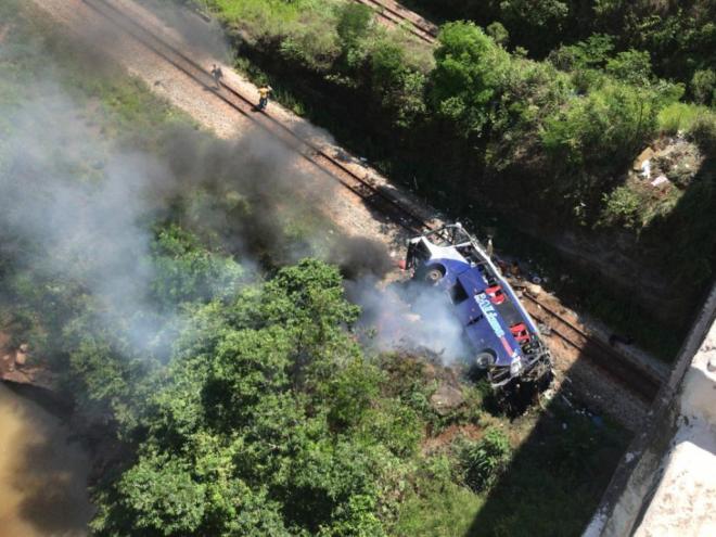 Testemunhas informaram que motorista do coletivo deparou-se com o trânsito parado na BR-381, não conseguiu frear, invadiu a contramão e depois o carro voltou em ré e caiu no abismo 