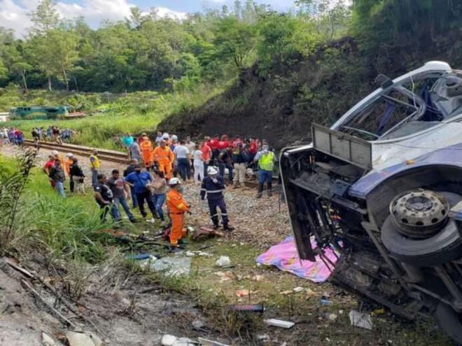 Acidente mobilizou efetivo de socorristas dos Bombeiros Militares e Bombeiros Voluntários de São Domingos do Prata, João Monlevade e Nova Era