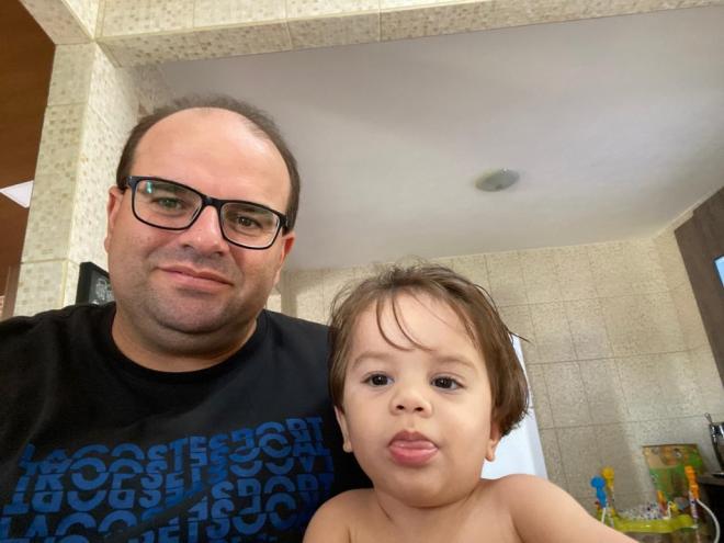 Adriano Euzébio ao lado de seu filho, Rafael Gonçalves, que sofre de  Atrofia Muscular Espinhal (AME) 