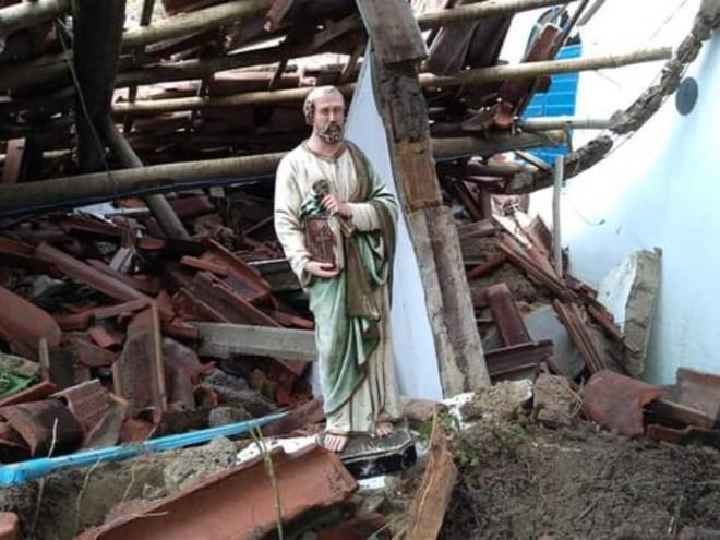 Apesar do desabamento, a imagem de São Pedro permaneceu intacta entre os escombros