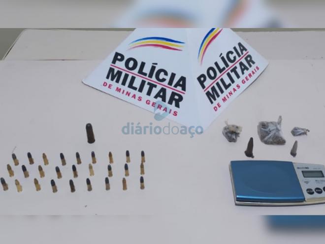 A munição, de calibres 22 e 44, foi encontrada com maconha e cocaína no barraco abandonado