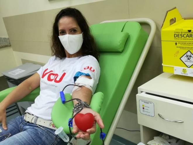 Voluntária participa de ação do VOU de doação de sangue, em Ipatinga