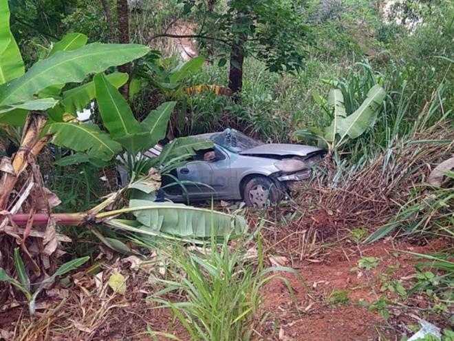 O carro ficou bastante danificado na queda do veículo na margem da rodovia federal