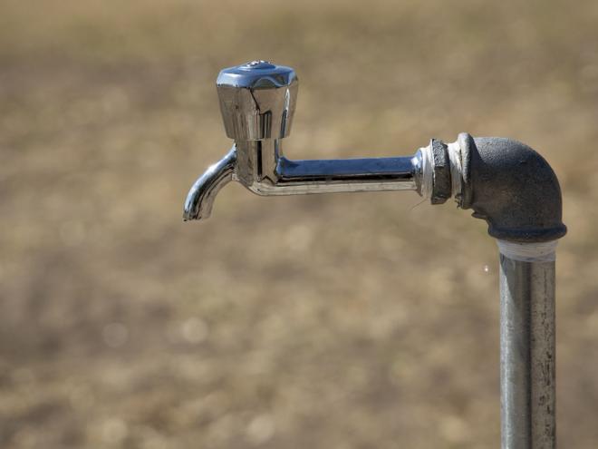 A empresa interrompeu o fornecimento de água por atraso no pagamento das contas
