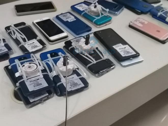 Os aparelhos de telefones furtados que foram encontrados com os autores presos em flagrante