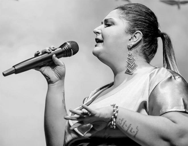 Andressa Moreira se apresenta junto com Fabiano Cruz as violão