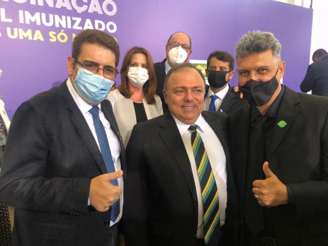O prefeito Marcos Vinicius; o ministro da Saúde, Eduardo Pazuello; e o secretário de Governança da Saúde, Ricardo Cacau 