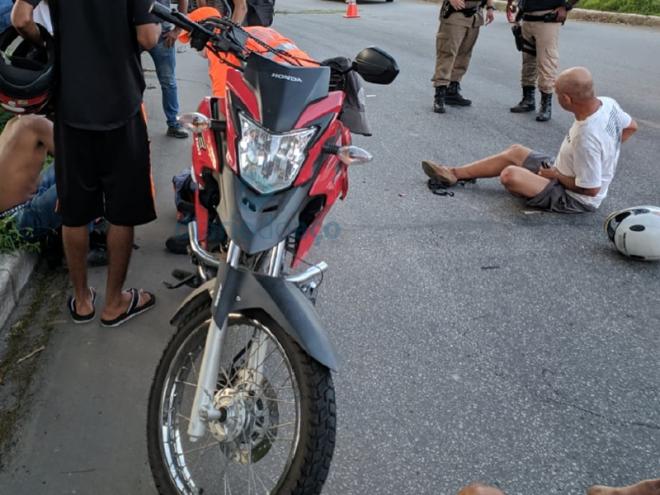 As vítima caíram no chão depois da colisão entre a moto e a bicicleta
