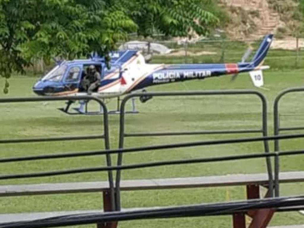 PM usa aeronave no cerco aos assaltantes, no campo do bairro Planalto, em Ipatinga