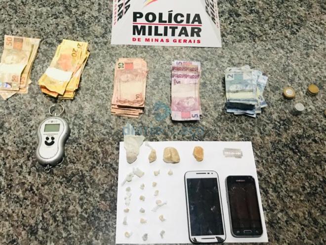 As pedras de crack, dinheiro e outros objetos apreendidos pelos policiais militares