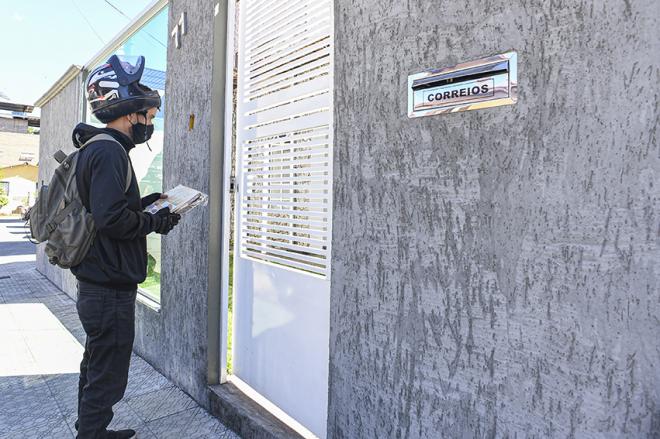 A entrega e coleta dos livros é feita por um mensageiro especial