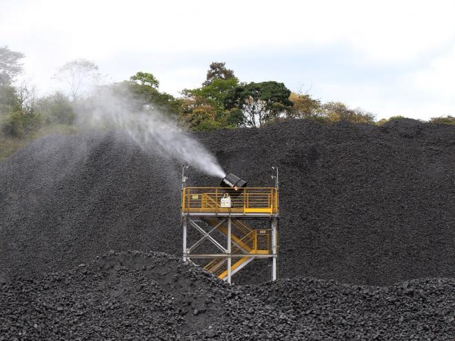 Canhões de névoa são usados em pátios de matérias primas da empresa, para conter poluição