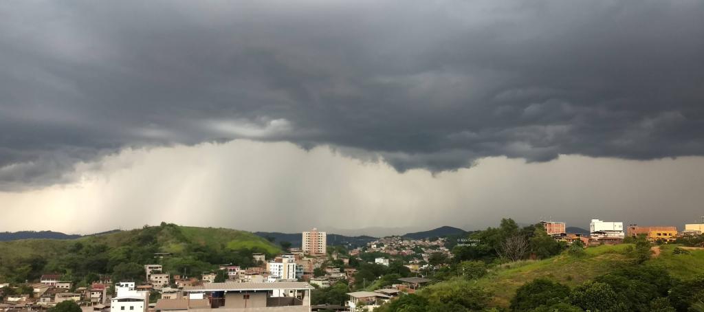 Mesmo antes da chegada da estação mais chuvosa, o fim de semana é marcado por um temporal que já atinge parte de Ipatinga nesse sábado